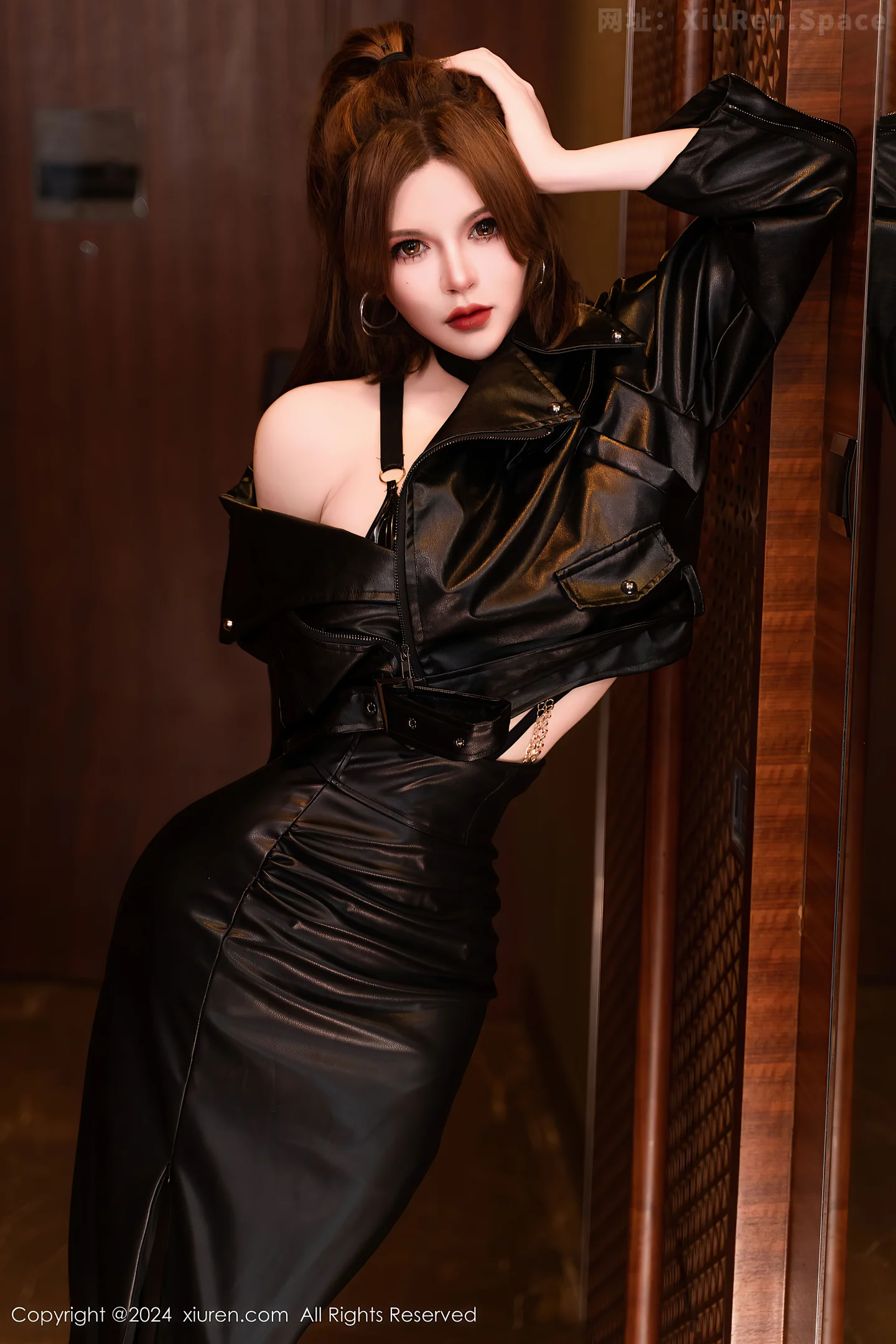 图片[2]-[XiuRen秀人网]VOL.8305 模特伊丽莎有点白性感黑色皮衣配黑丝吊袜秀丰胸肥臀惹火诱惑写真64P-秀人网官方网站